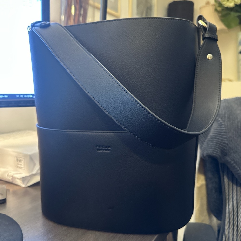 Elegant Black Leather Crossbody Bag - Picture 3 of 4